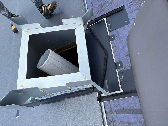 煙突専用の金物の上部